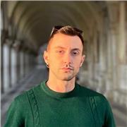 Laureato in lingua e cultura giapponese offre lezioni di lingua a partire dal livello principiante a quello intermedio